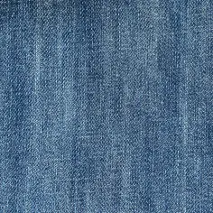 Stylizacje jasnych jeansów, które odmienią Twój codzienny look