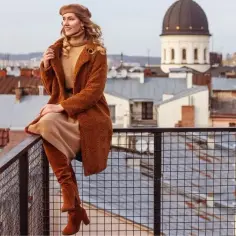Stylizacje z camelowymi kozakami, które zachwycą każdego w modzie