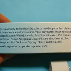 Bepanthen skład: woda, lanolina, pantenol, olejek migdałowy, wosk pszczeli, alkohole. Chroni delikatną skórę dziecka.