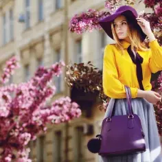 Fioletowe stylizacje: Odkryj modne pomysły na wyjątkowe outfity