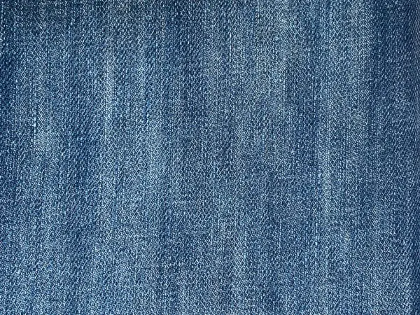 Stylizacje jasnych jeansów, które odmienią Twój codzienny look